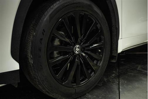 White 2023 Toyota Highlander XSE