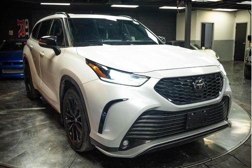 White 2023 Toyota Highlander XSE