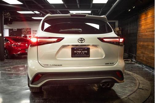 White 2023 Toyota Highlander XSE