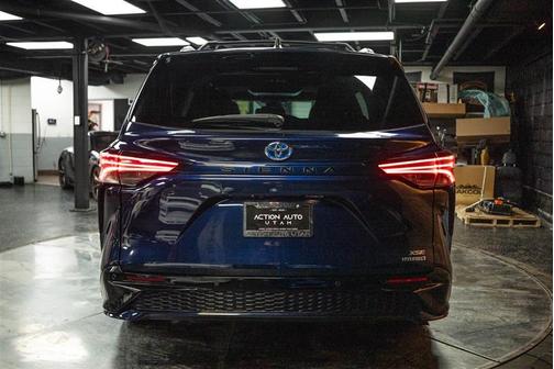 2022 Toyota Sienna XSE 7 Passenger
