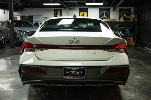 2025 Hyundai ELANTRA SE