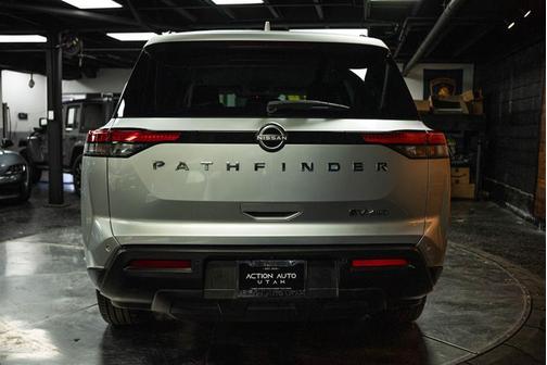 2023 Nissan Pathfinder SV