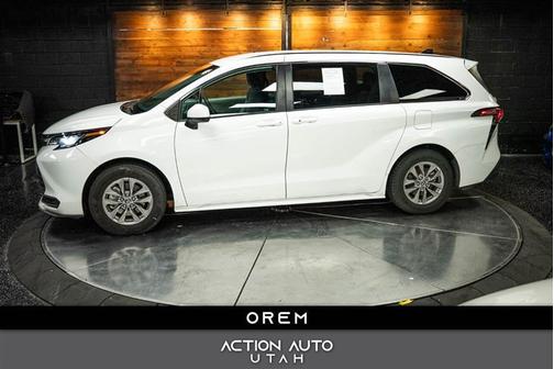 2022 Toyota Sienna LE