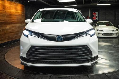 2022 Toyota Sienna LE