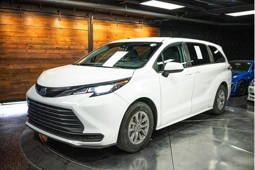 2022 Toyota Sienna LE