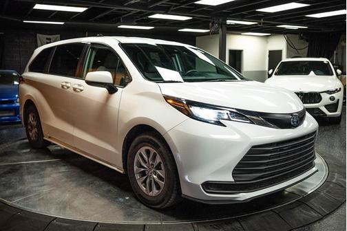 2022 Toyota Sienna LE