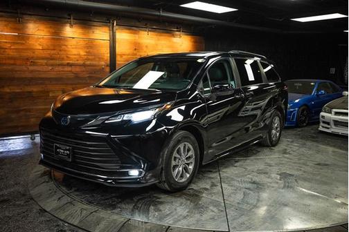 2023 Toyota Sienna XLE