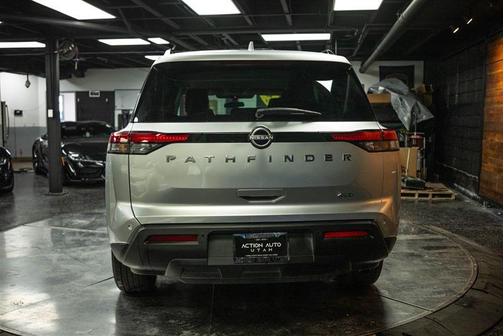 2025 Nissan Pathfinder SV