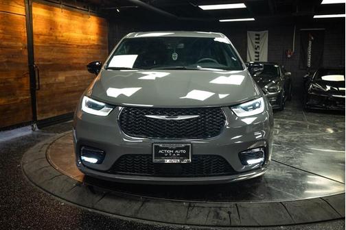 Gray 2025 Chrysler Pacifica Select