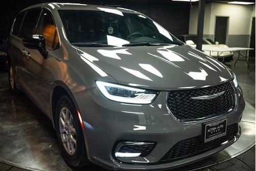 Gray 2025 Chrysler Pacifica Select