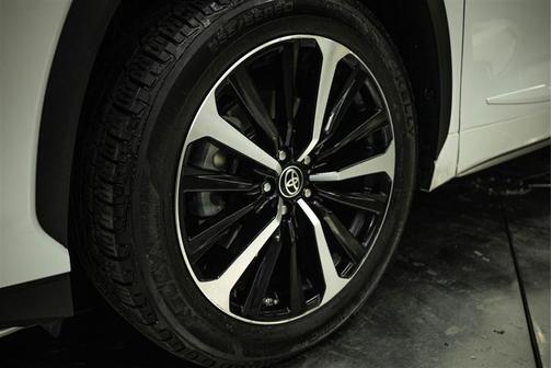 White 2022 Toyota Highlander XSE