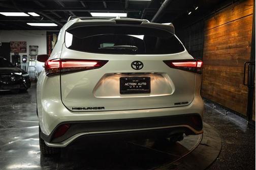 White 2022 Toyota Highlander XSE