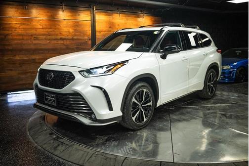 White 2022 Toyota Highlander XSE
