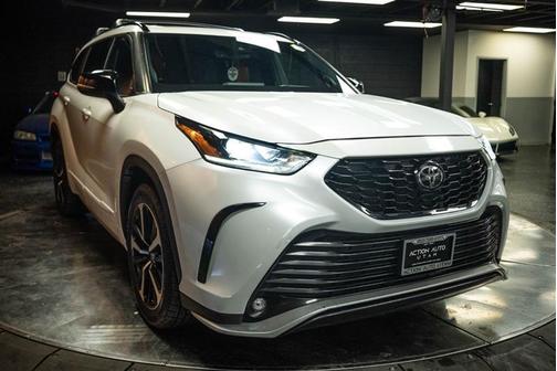 White 2022 Toyota Highlander XSE