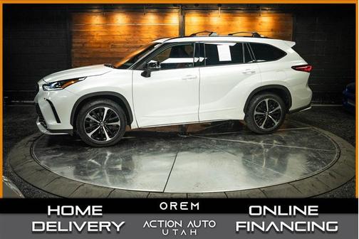 White 2022 Toyota Highlander XSE