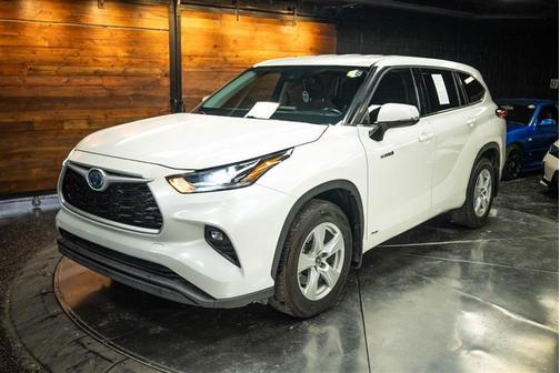 White 2021 Toyota Highlander Hybrid LE