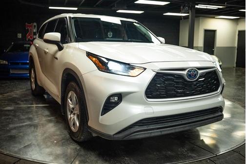 White 2021 Toyota Highlander Hybrid LE