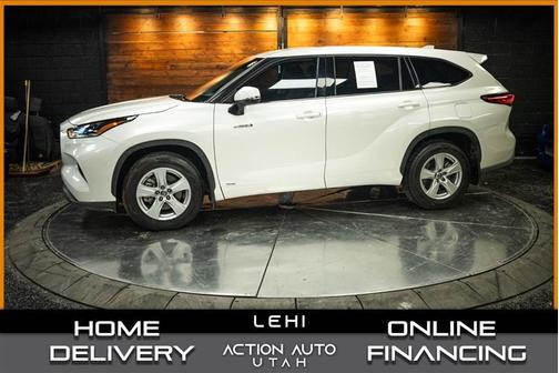 White 2021 Toyota Highlander Hybrid LE