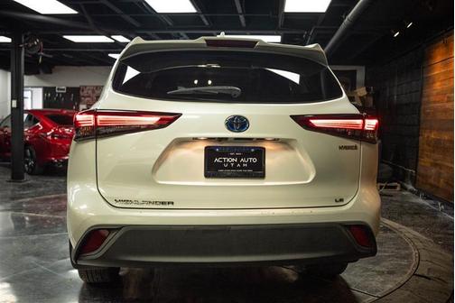 White 2021 Toyota Highlander Hybrid LE