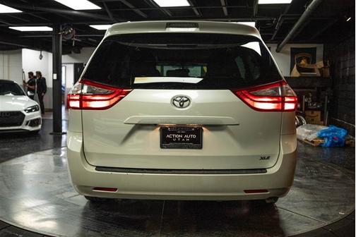 2017 Toyota Sienna XLE