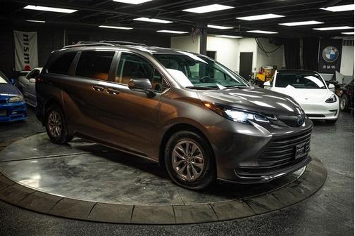 2024 Toyota Sienna LE