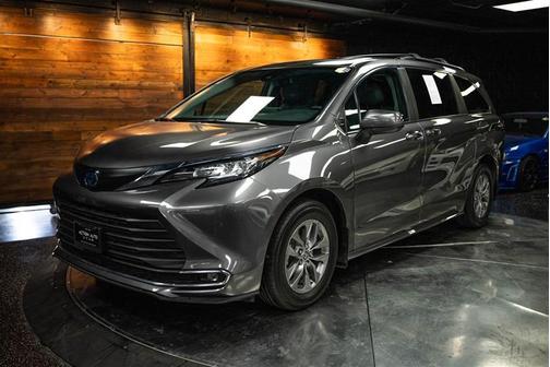 2023 Toyota Sienna XLE