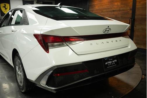 2024 Hyundai ELANTRA SE