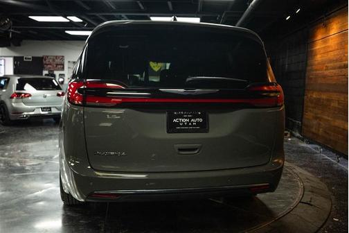 Gray 2025 Chrysler Pacifica Select