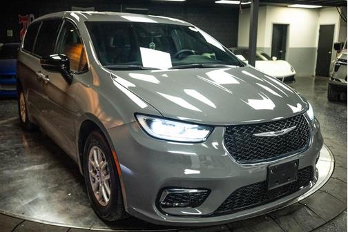 Gray 2025 Chrysler Pacifica Select