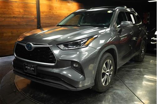Gray 2021 Toyota Highlander Hybrid XLE