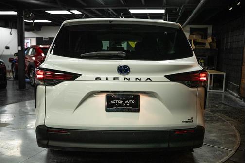 2022 Toyota Sienna LE