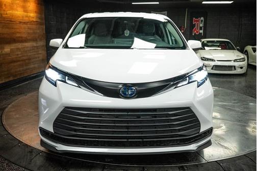 2022 Toyota Sienna LE