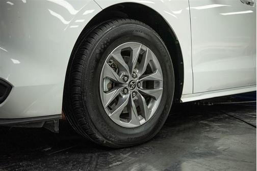 2022 Toyota Sienna LE