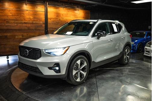 2023 Volvo XC40 B4 Ultimate Dark Theme