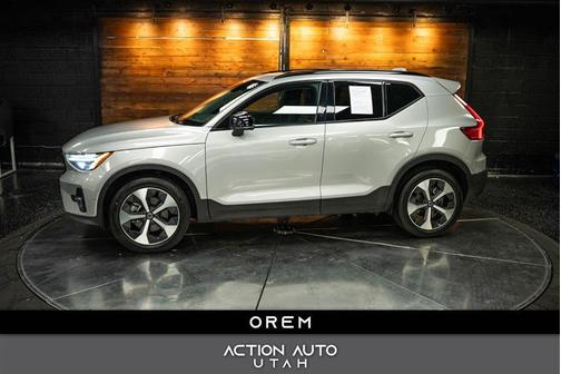 2023 Volvo XC40 B4 Ultimate Dark Theme