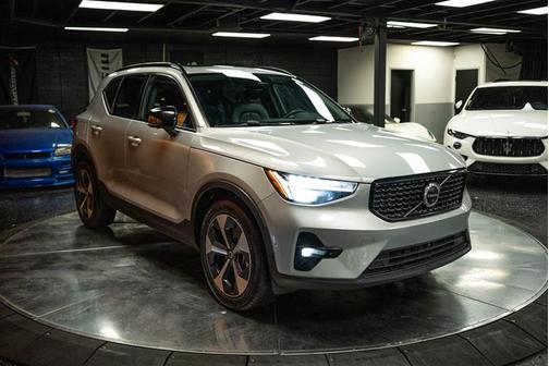 2023 Volvo XC40 B4 Ultimate Dark Theme