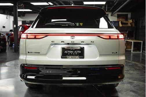 2025 Toyota Crown Signia XLE