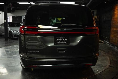 2023 Chrysler Pacifica Touring-L