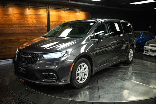 2023 Chrysler Pacifica Touring-L