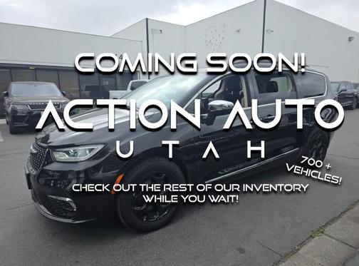 Black 2022 Chrysler Pacifica Limited