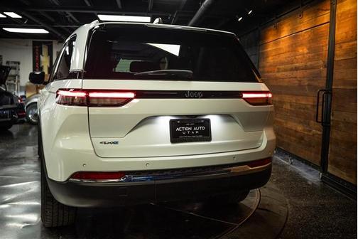 White 2022 Jeep Grand Cherokee 4xe Base