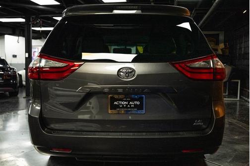 2016 Toyota Sienna LE