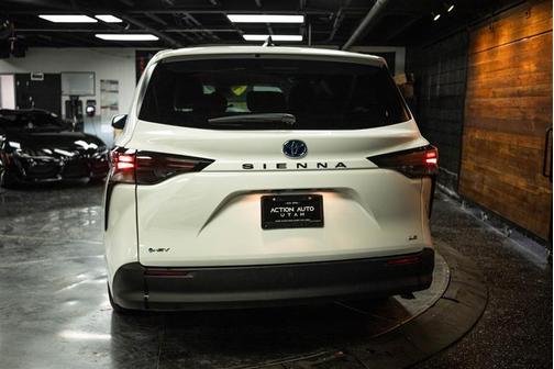 2025 Toyota Sienna LE