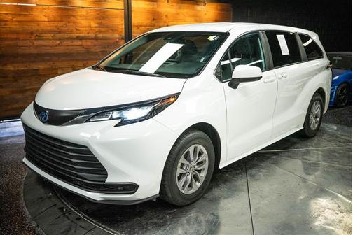 2025 Toyota Sienna LE