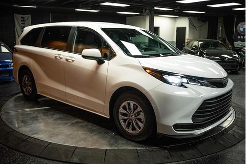 2025 Toyota Sienna LE