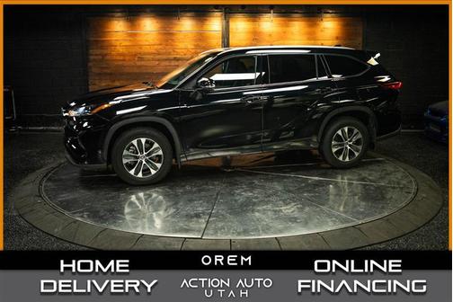 Black 2022 Toyota Highlander Hybrid