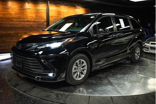 2023 Toyota Sienna XLE