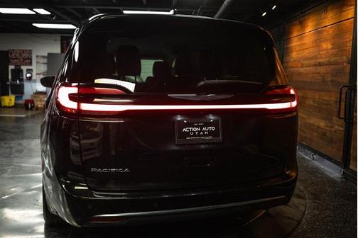 2023 Chrysler Pacifica Touring-L