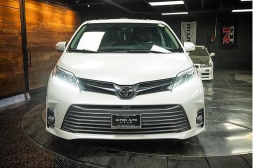 White 2018 Toyota Sienna XLE Premium