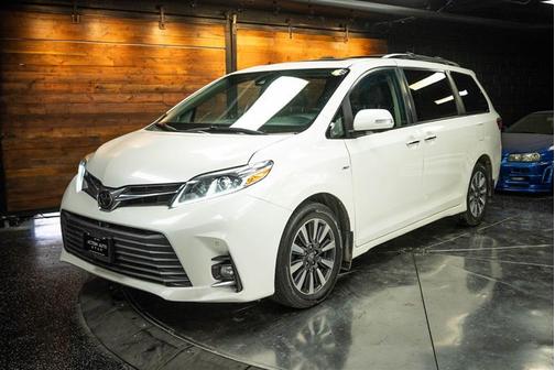 White 2018 Toyota Sienna XLE Premium